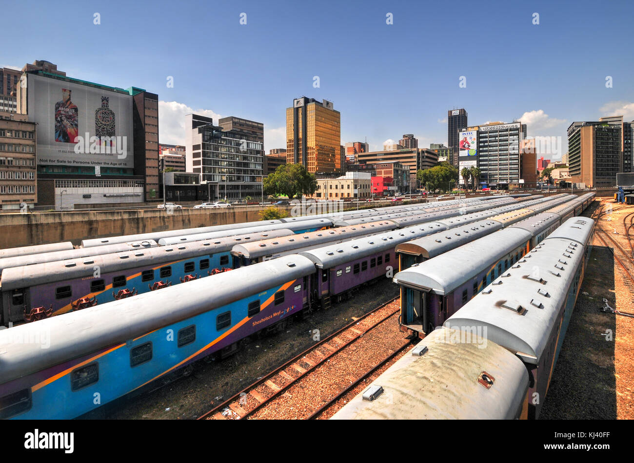 Johannesburg, Afrique du Sud - 26 mars 2012 : les gares ferroviaires de braamfontein avec leurs voitures colorées sous le pont Nelson Mandela se trouvent être les chantiers. Banque D'Images