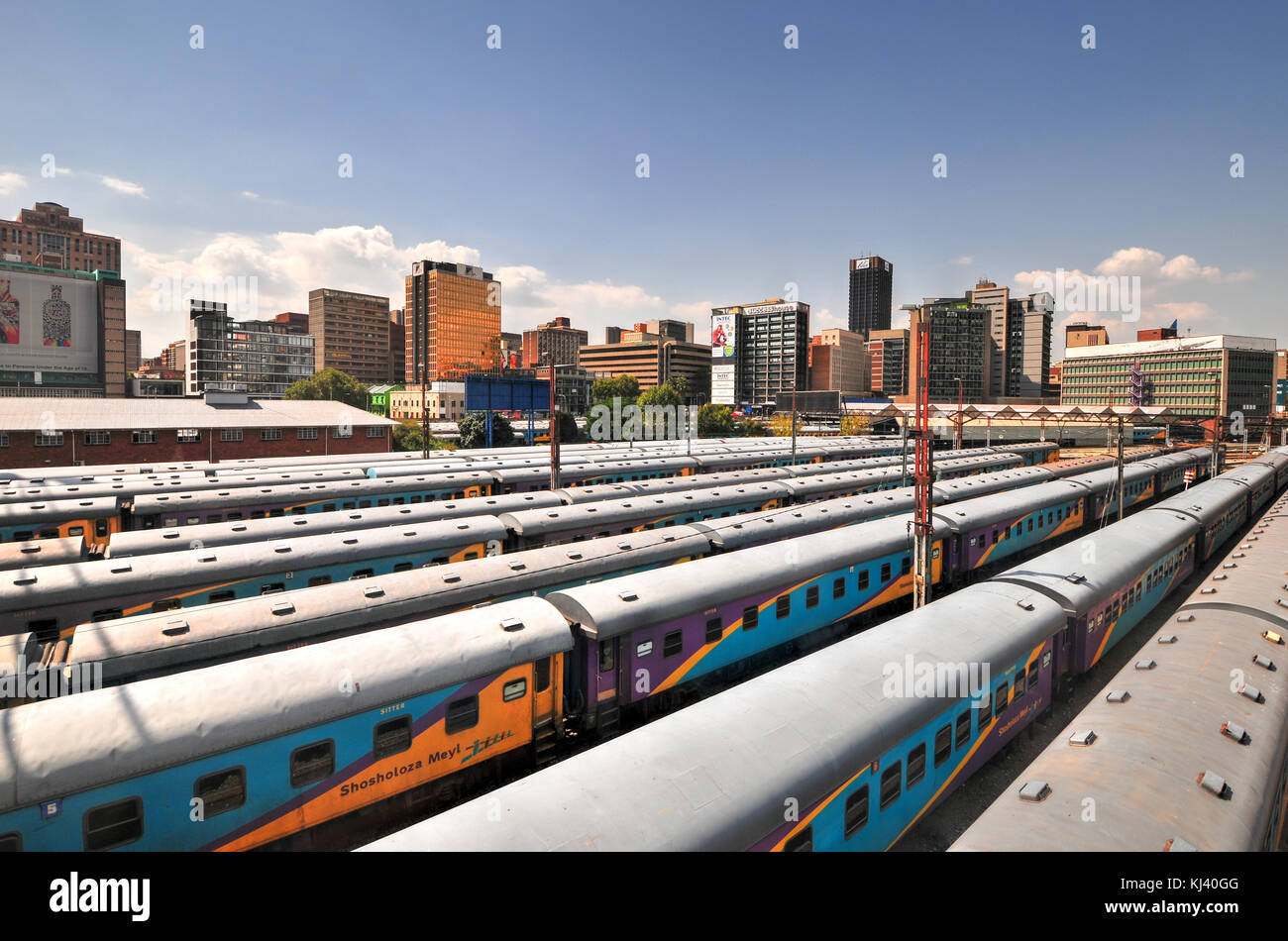 Johannesburg, Afrique du Sud - 26 mars 2012 : les gares ferroviaires de braamfontein avec leurs voitures colorées sous le pont Nelson Mandela se trouvent être les chantiers. Banque D'Images
