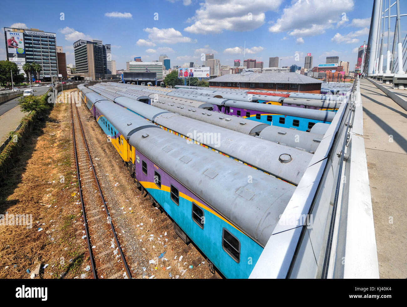 Johannesburg, Afrique du Sud - 26 mars 2012 : les gares ferroviaires de braamfontein avec leurs voitures colorées sous le pont Nelson Mandela se trouvent être les chantiers. Banque D'Images