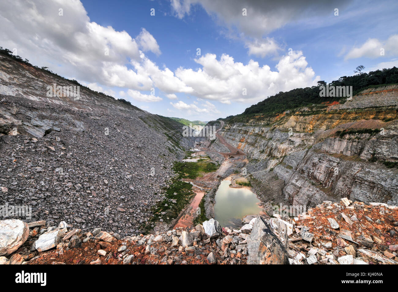 Mine d'or à ciel ouvert au Ghana, l'Afrique en vue de la découpe de la terre. Banque D'Images