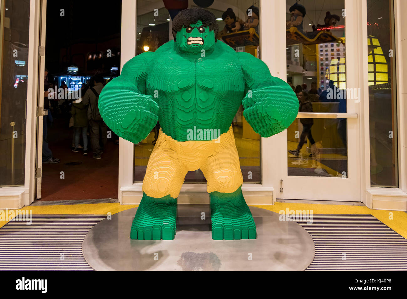 Anaheim, nov 11 : hulk énorme statue lego dans le célèbre quartier de  Downtown Disney, Disneyland resort le Nov 11, 2017 à Anaheim, Orange  County, Californie Photo Stock - Alamy