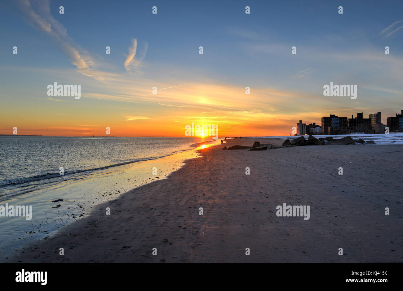 Coucher du soleil sur la plage de Brighton et plage de Coney Island, New York, également connu sous le nom de Little Odessa en hiver, recouvert de neige. Banque D'Images