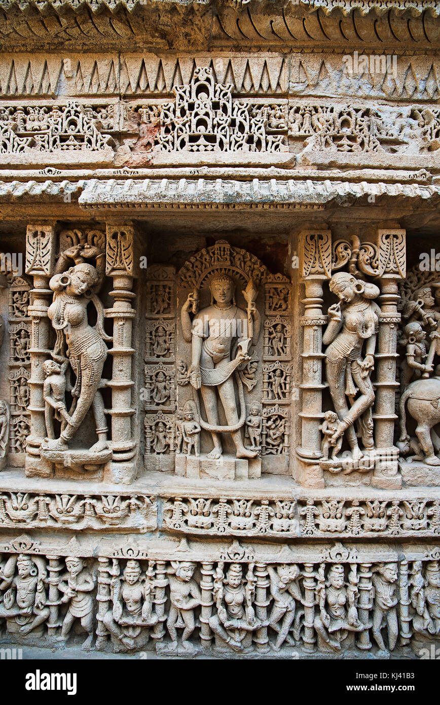 Idole sculpté du seigneur Vishnu Bouddha en avatar sur la paroi interne de Rani ki Vav, Patan au Gujarat, en Inde. Banque D'Images