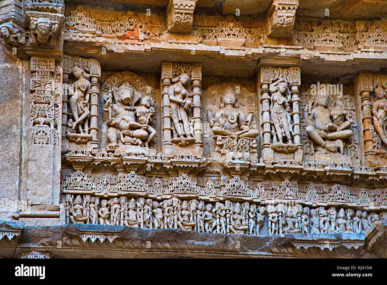 Idoles sculptés sur la paroi interne de Rani ki Vav, une étape bien construite de façon complexe. Patan au Gujarat, en Inde. Banque D'Images