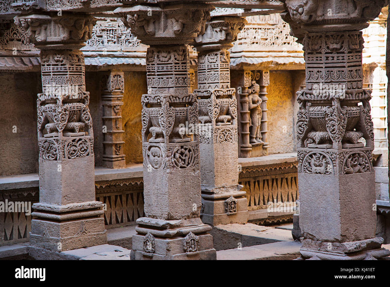 Les idoles sculptées sur le mur intérieur et de piliers de Rani ki Vav, une étape bien construite de façon complexe. Patan au Gujarat, en Inde. Banque D'Images