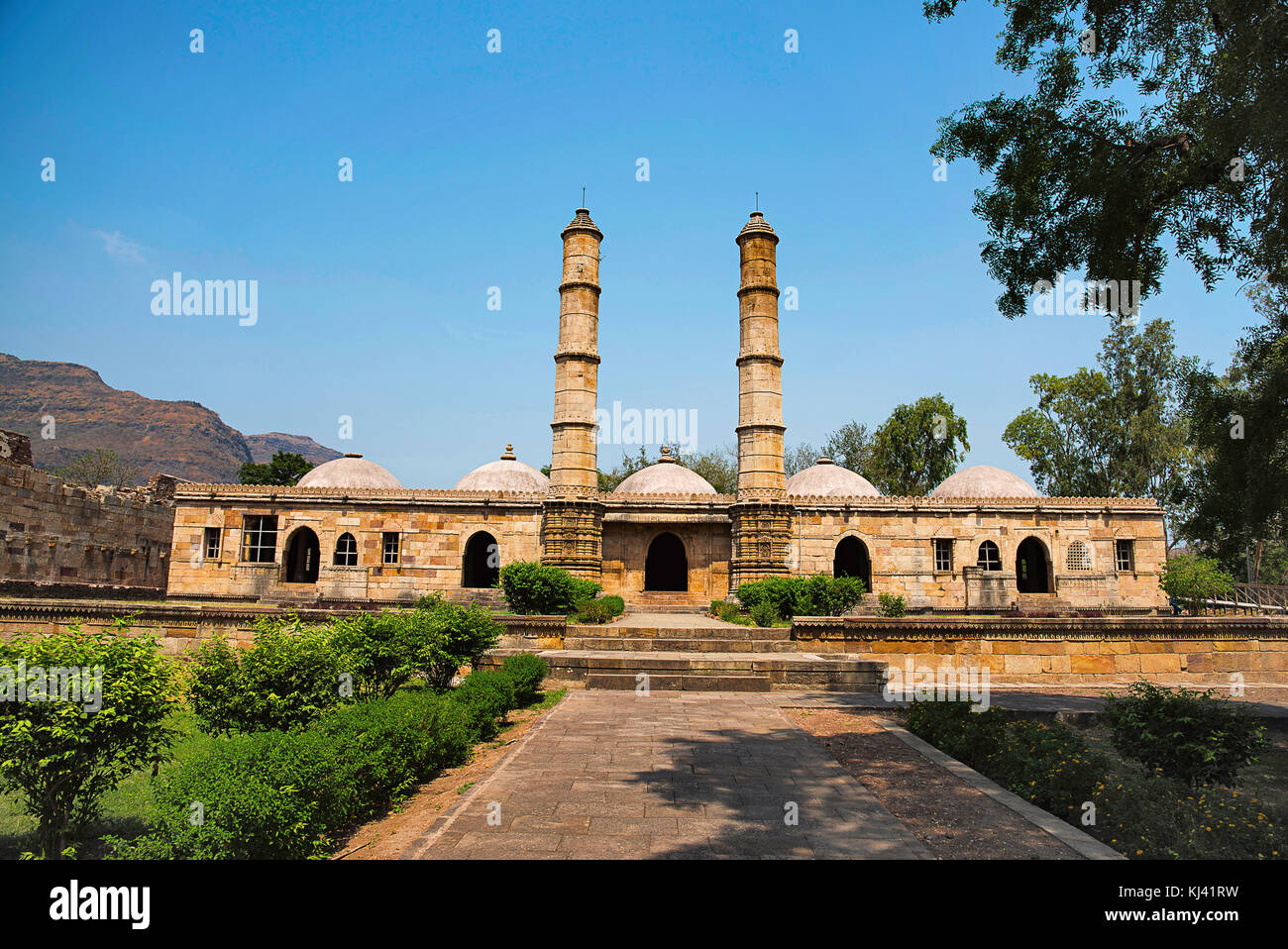 Vue extérieure de Sahar ki masjid, parc archéologique de Champaner - Pavagadh, classé au patrimoine mondial de l'UNESCO, Gujarat, Inde. Banque D'Images