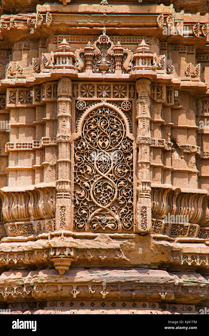 Détails de sculpture sur la paroi extérieure de Kevada Masjid. Parc archéologique de Champaner - Pavagadh, Gujarat, Inde, protégé par l'UNESCO Banque D'Images