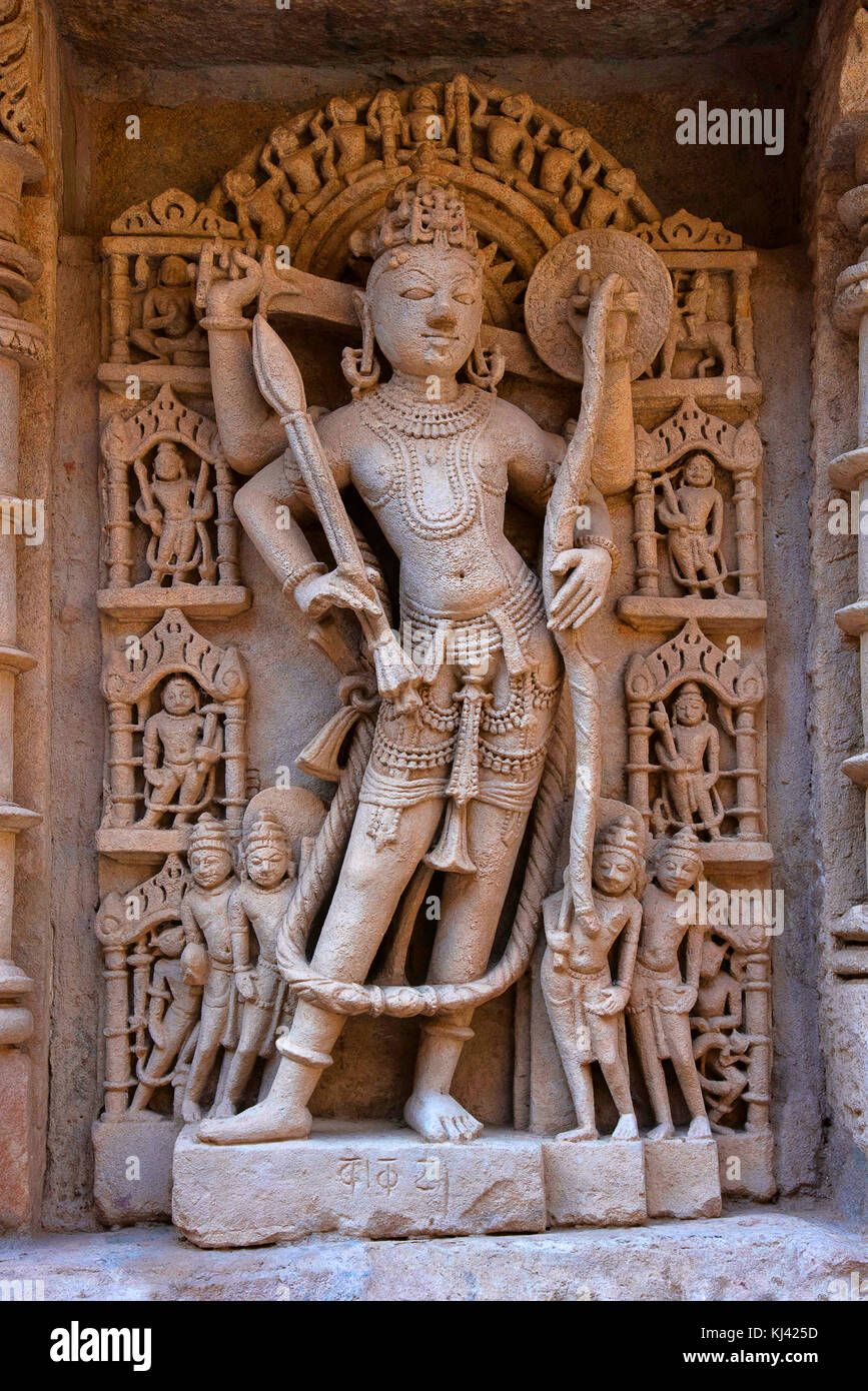 Idole sculpté du dieu Rama sur la paroi interne et piliers de Rani ki Vav. Patan au Gujarat, en Inde. Banque D'Images
