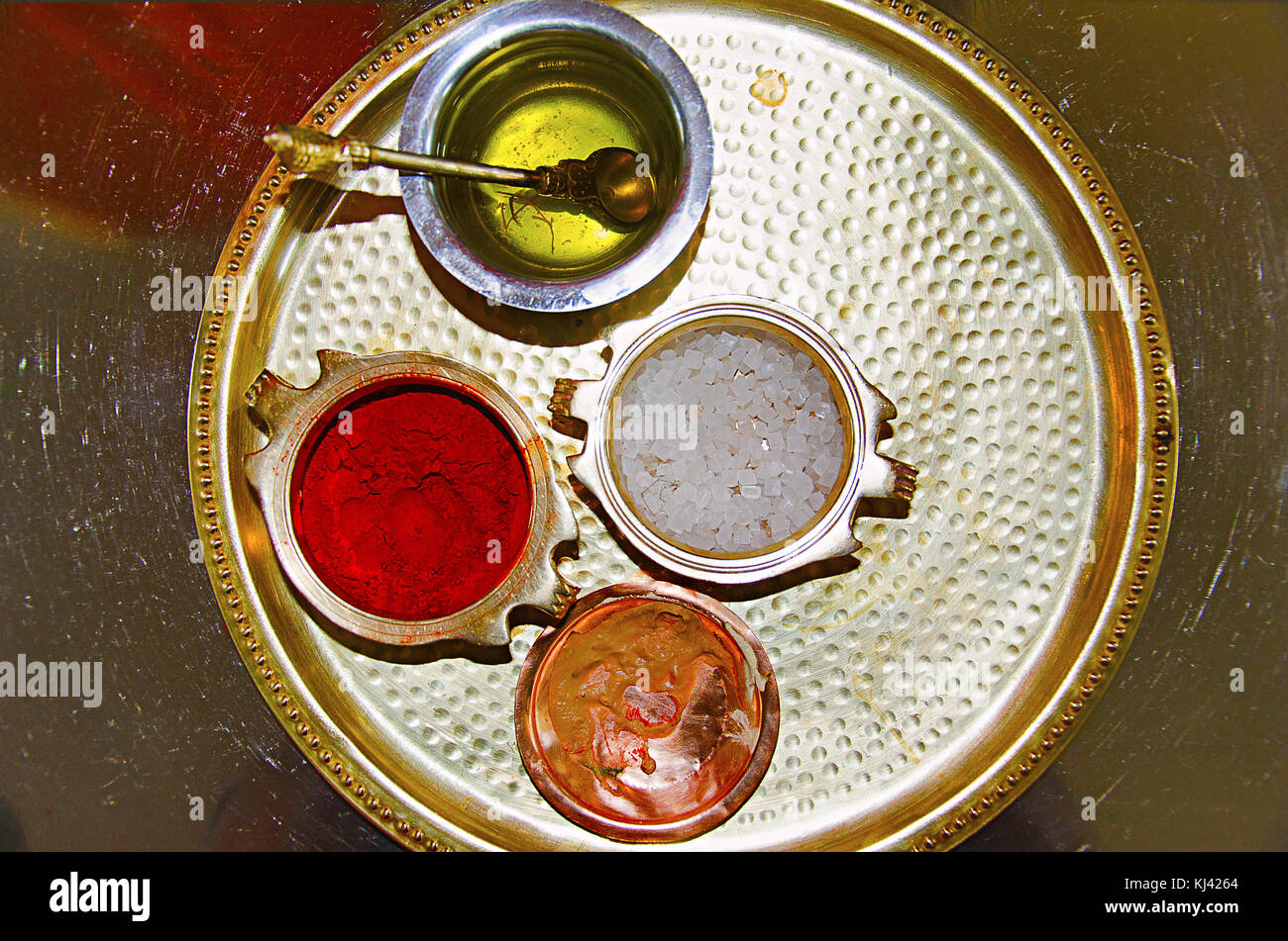 Laiton Pooja thali contenant du vermillon ou du kumkum, de l'eau bénite dans un récipient et Kapur ou Camphor. Pranav Ganesh Mandir, Pune, Maharashtra, Inde Banque D'Images