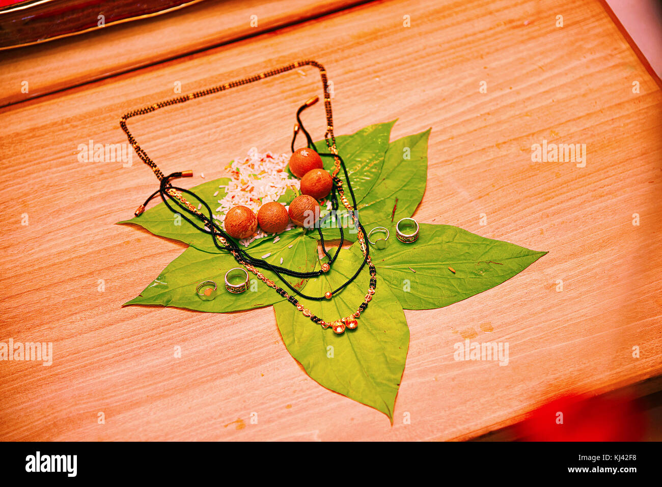 Arrangement de Mangalsutra Puja. Collier perlé noir et or avec un pendentif attaché autour du cou de la mariée par le marié lors du mariage hindou ce Banque D'Images