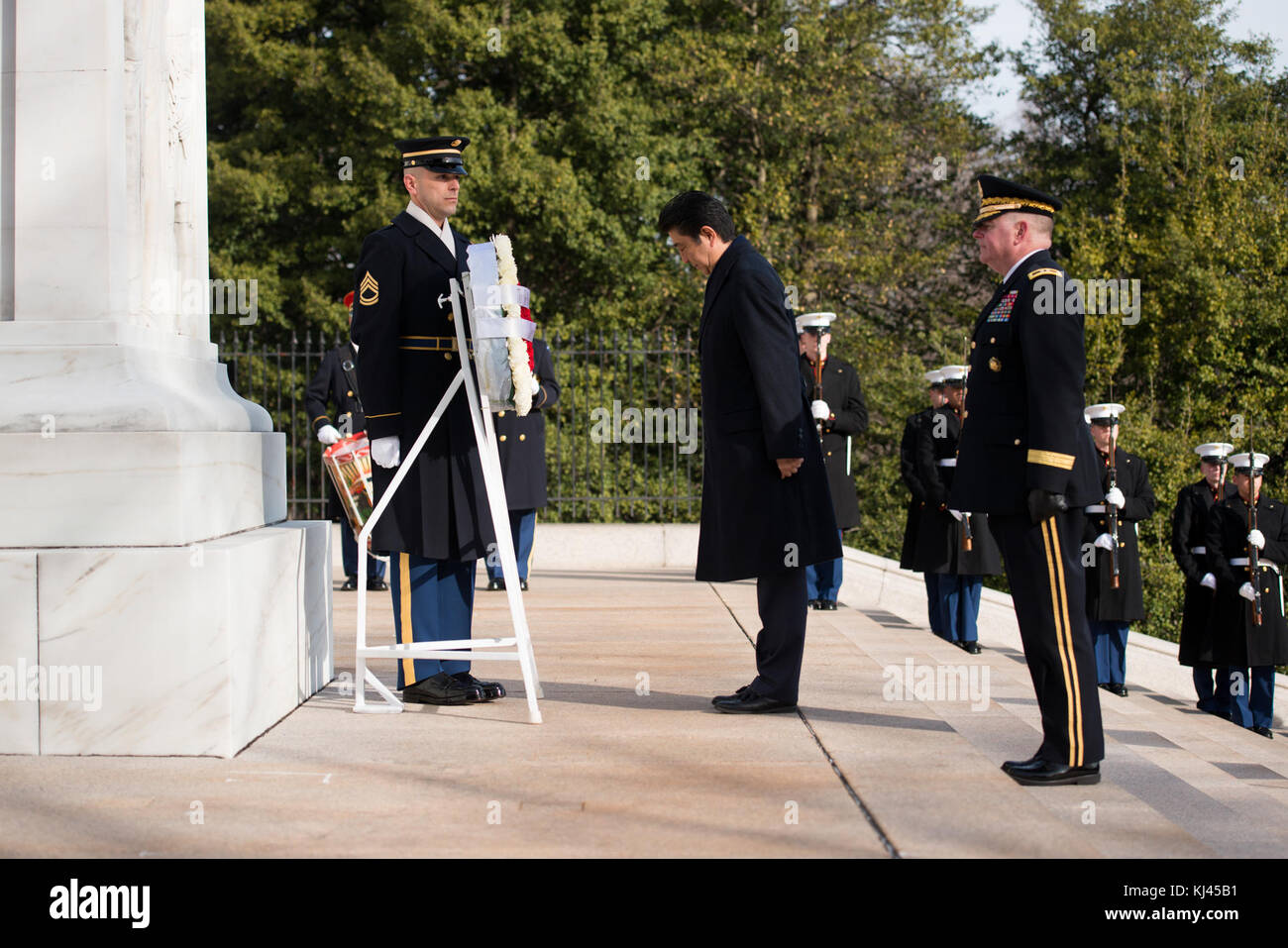 Le Premier Ministre du Japon dépose une gerbe sur la Tombe du Soldat inconnu au cimetière national d'Arlington (31978637134) Banque D'Images