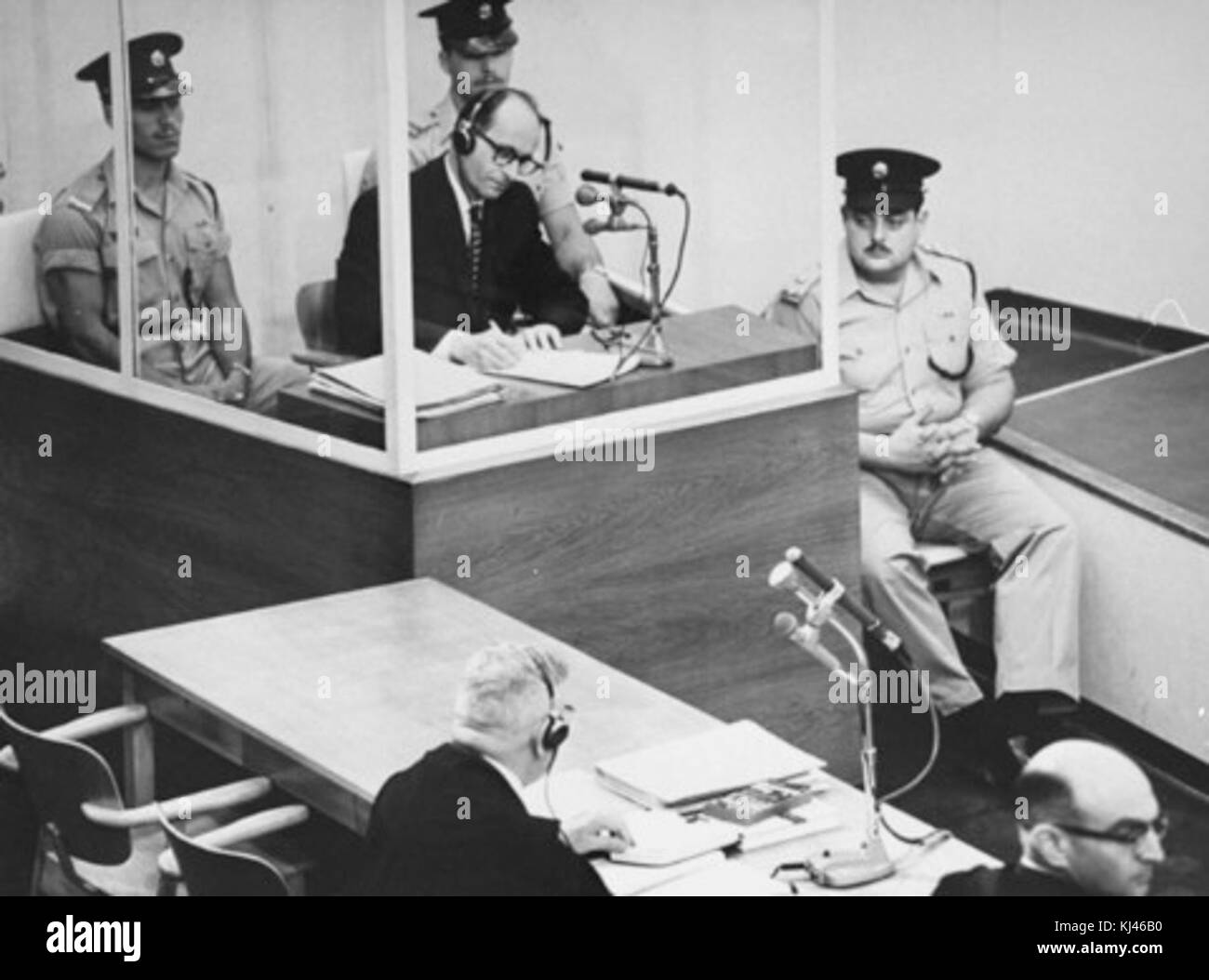 Une image historique montrant Adolf Eichmann prenant des notes pendant son procès. Eichmann, figure clé de l'Holocauste, a été jugé pour crimes de guerre en Israël en 1961. Banque D'Images