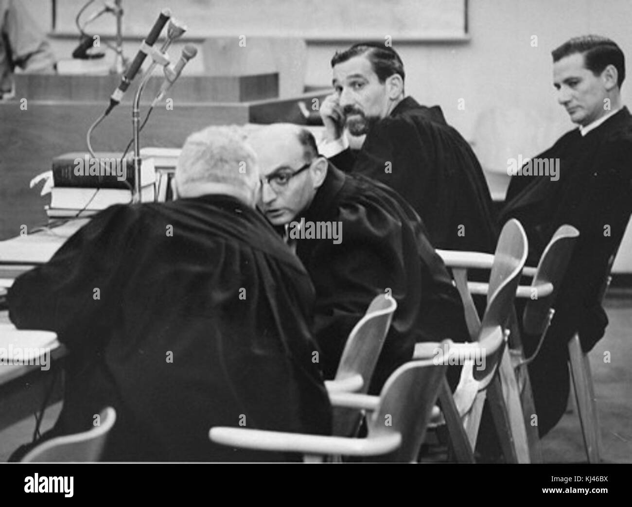 Gideon Hausner consulte Robert Servatius pendant l'Eichmann-Trial USHMM No 65269 Banque D'Images