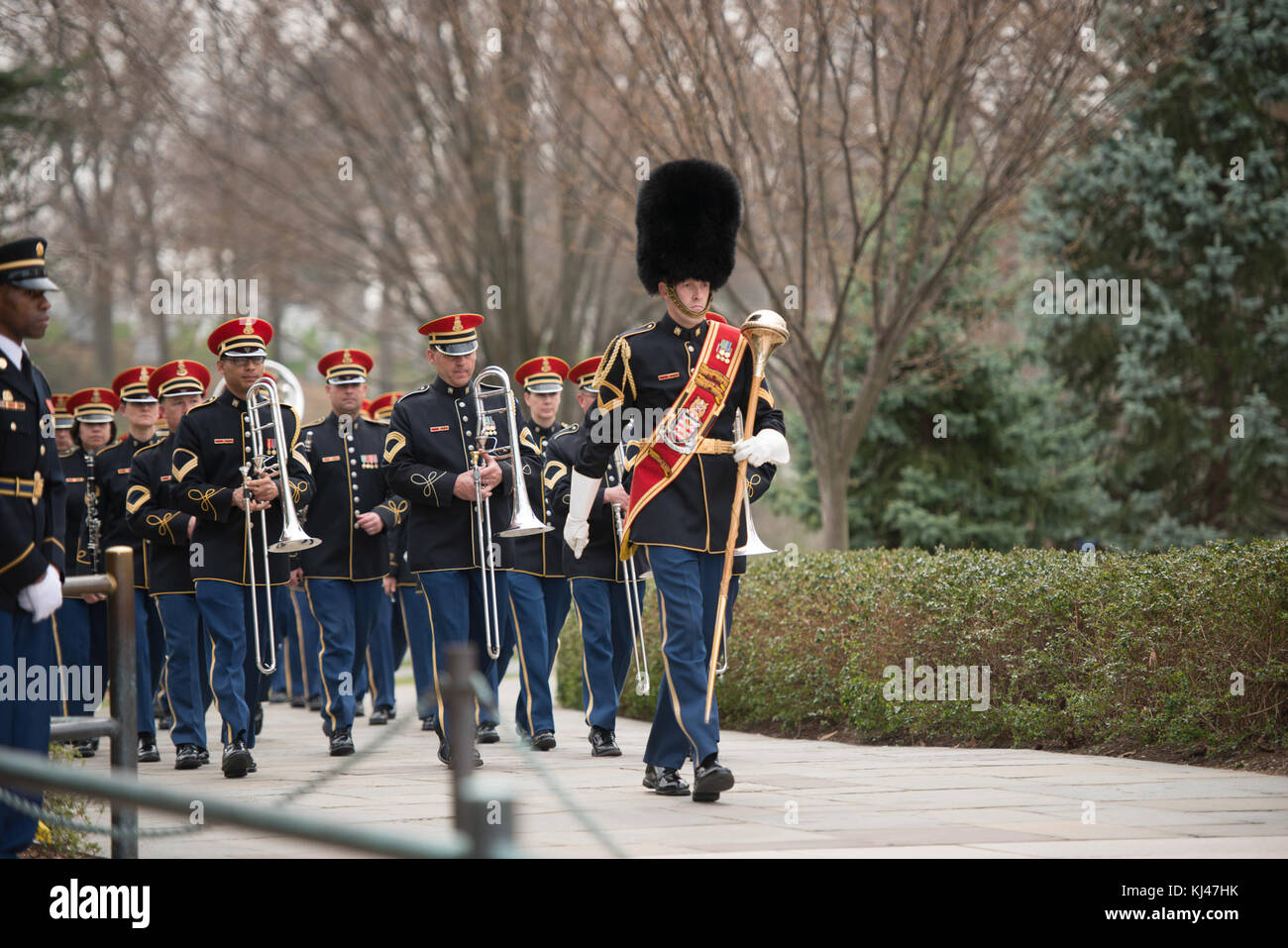 Les récipiendaires de la médaille d'honneur place une couronne sur la Tombe du Soldat inconnu au cimetière national d'Arlington (32906490443) Banque D'Images