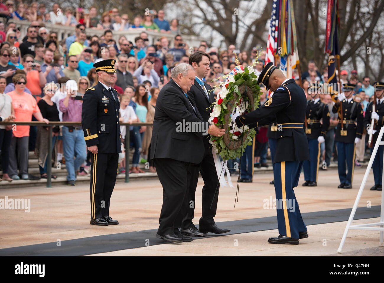 Les récipiendaires de la médaille d'honneur place une couronne sur la Tombe du Soldat inconnu au cimetière national d'Arlington (33335707320) Banque D'Images