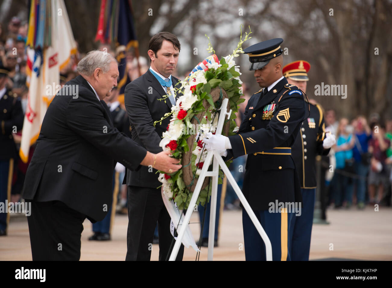 Les récipiendaires de la médaille d'honneur place une couronne sur la Tombe du Soldat inconnu au cimetière national d'Arlington (33335700190) Banque D'Images
