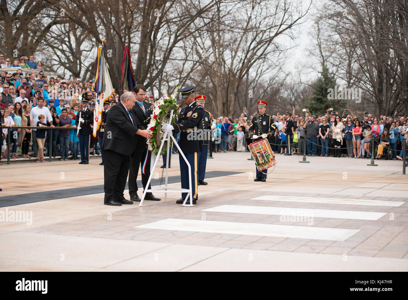 Les récipiendaires de la médaille d'honneur place une couronne sur la Tombe du Soldat inconnu au cimetière national d'Arlington (33679238406) Banque D'Images