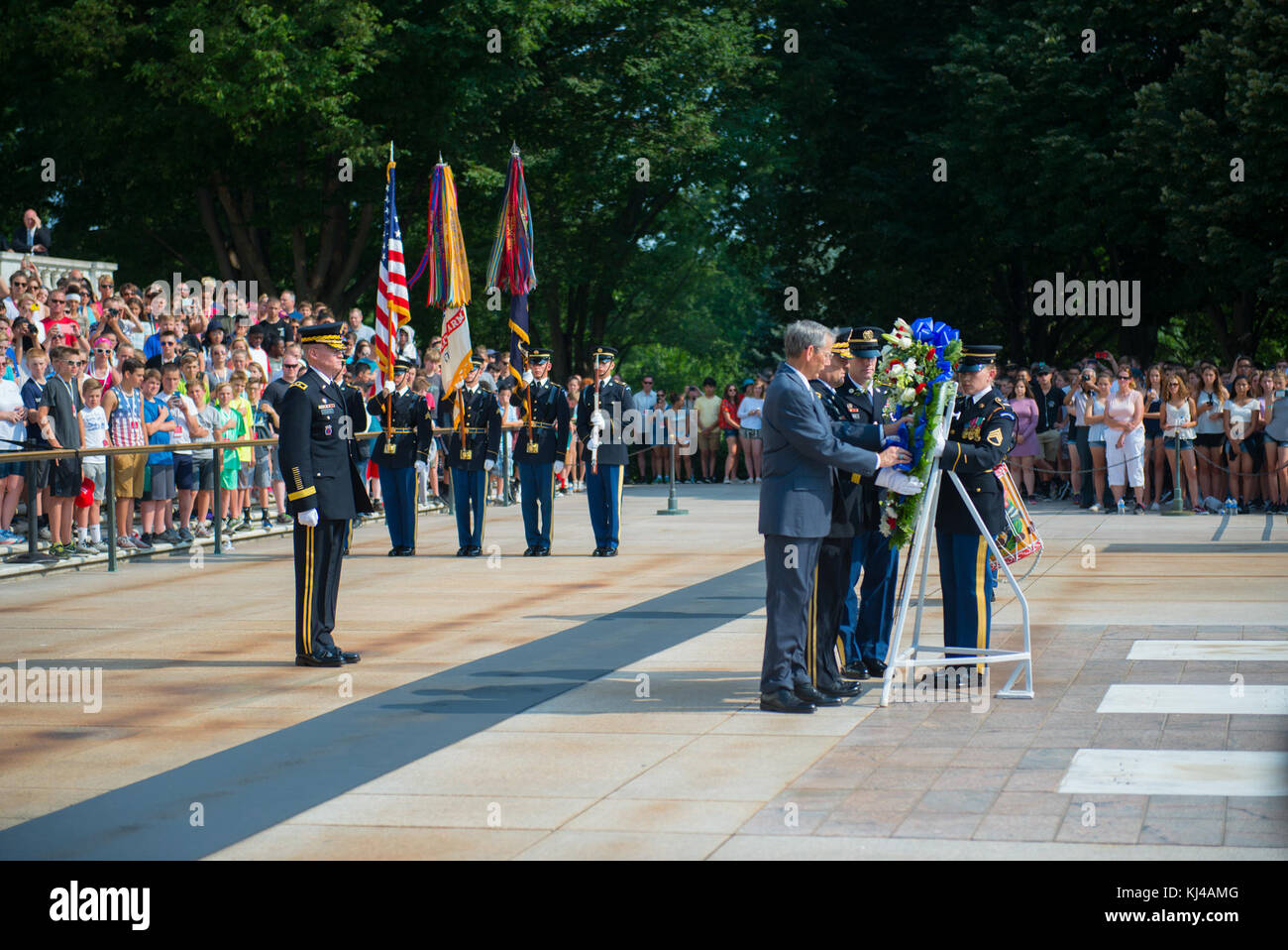 Les hauts dirigeants de l'armée américaine participent à une armée tous les honneurs Gerbe Cérémonie en l'honneur du 242e anniversaire de l'armée américaine (35175790591) Banque D'Images