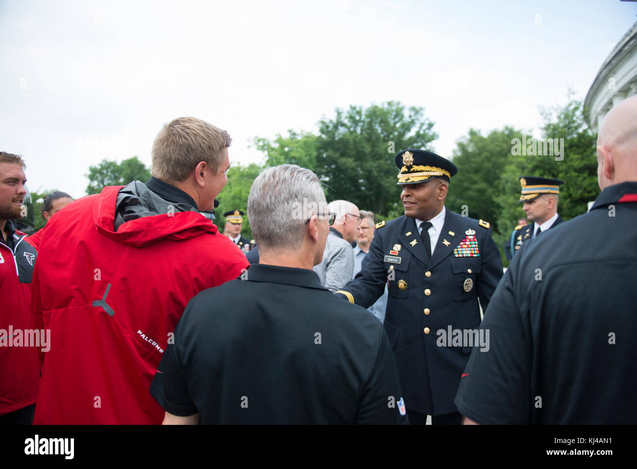 Le leadership des Falcons d'Atlanta et les joueurs d'une gerbe sur la Tombe du Soldat inconnu au cimetière national d'Arlington (35182755562) Banque D'Images Le leadership des Falcons d'Atlanta et les joueurs d'une gerbe sur la Tombe du Soldat inconnu au cimetière national d'Arlington (35182755562) Banque D'Images