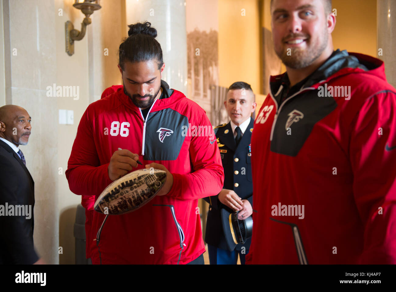Les membres de l'équipe de football des Falcons d'Atlanta déposent une couronne sur le Tomb of the Unknown Soldier dans le cimetière national d'Arlington. Cet événement honore le sacrifice du personnel militaire dans l'histoire des États-Unis. Banque D'Images Les membres de l'équipe de football des Falcons d'Atlanta déposent une couronne sur le Tomb of the Unknown Soldier dans le cimetière national d'Arlington. Cet événement honore le sacrifice du personnel militaire dans l'histoire des États-Unis. Banque D'Images