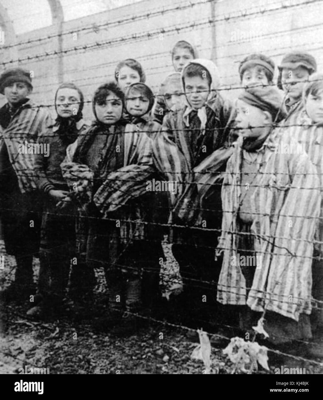 Cette image représente des enfants dans un camp de concentration pendant l'Holocauste, qui ont été libérés par l'Armée rouge. Il rappelle les atrocités commises par les enfants pendant l'Holocauste et leur libération ultérieure. Banque D'Images