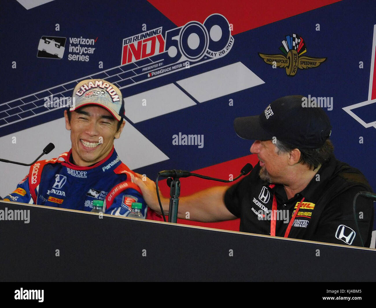 Takuma Sato et Michael Andretti 2017 Indianapolis 500 conférence de presse Banque D'Images