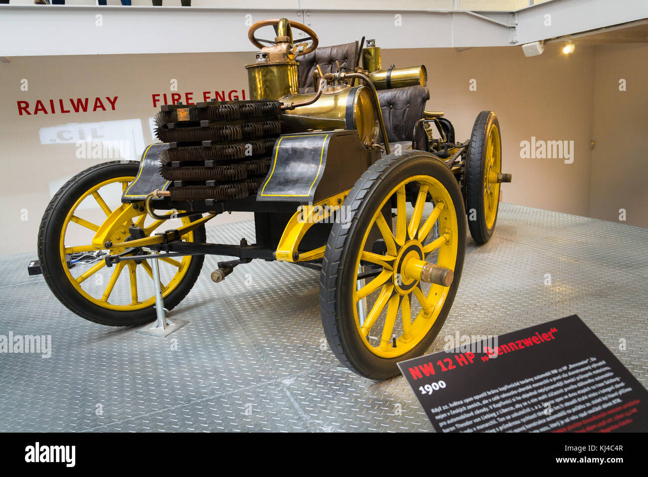 PRAGUE, RÉPUBLIQUE TCHÈQUE - 10 NOVEMBRE : la voiture de course NW 12 HP de 1900 se trouve au Musée technique national le 10 novembre 2017 à Prague, RÉPUBLIQUE tchèque Banque D'Images