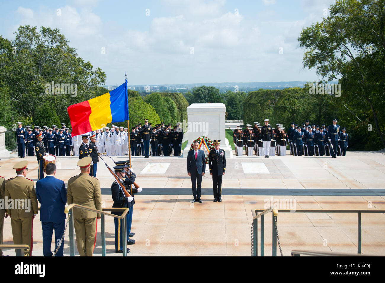 Son Excellence Monsieur Mihai Fifor, Ministre roumain de la Défense nationale, les Forces armées participent à un Wreath-Laying avec spécialisation complète sur la Tombe du Soldat inconnu, dans le cadre de sa visite officielle aux États-Unis (37189667241) Banque D'Images