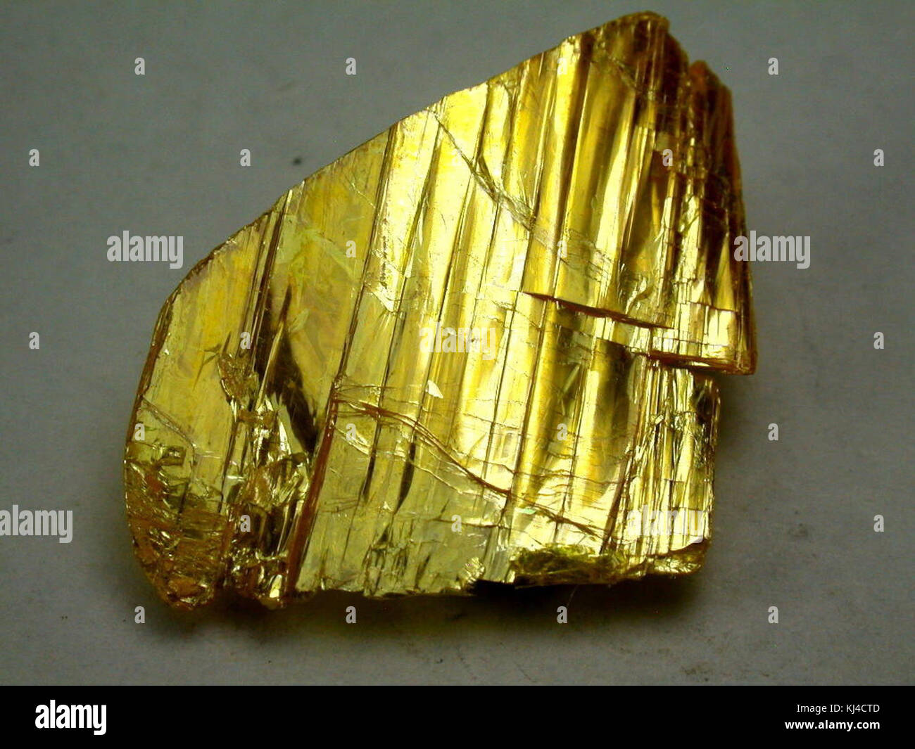 Un spécimen d'orpiment, un minéral à la couleur jaune-orange vibrante, connu pour son utilisation dans les pigments anciens et ses propriétés toxiques. Banque D'Images