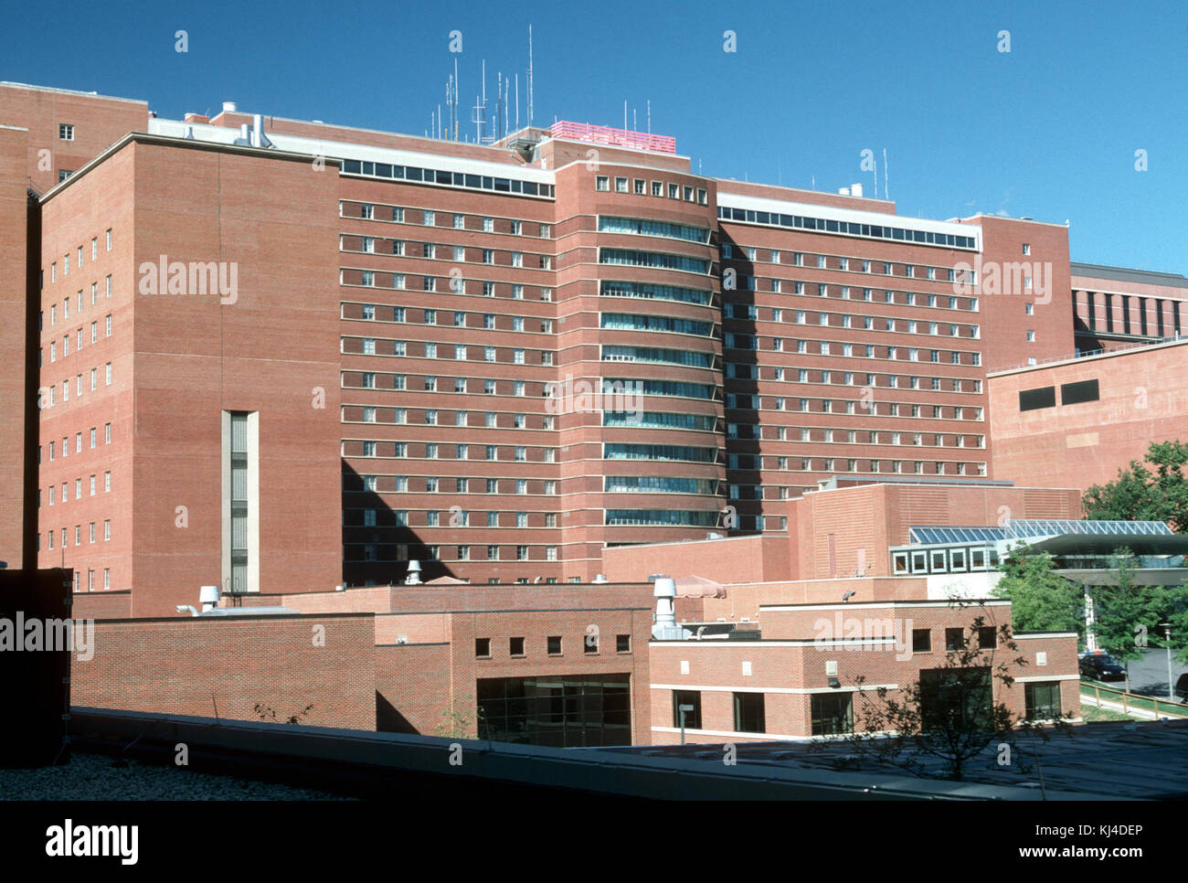 NIH Building 10, également connu sous le nom de Centre clinique, est situé sur le campus des National Institutes of Health à Bethesda, Maryland. Il sert d'hôpital de recherche principal pour les NIH et se concentre sur la recherche médicale et les soins aux patients. Banque D'Images