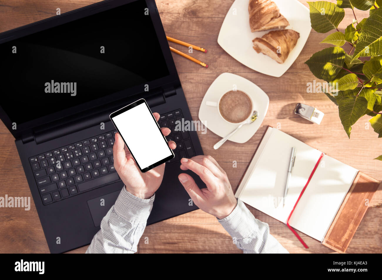 L'homme travaillant au bureau détient smartphone moderne avec écran blanc pour votre texte Banque D'Images