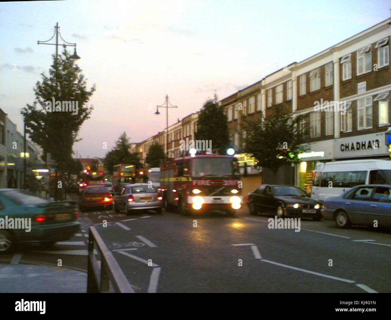 Cette image capture la scène de rue animée de Southall Broadway, mettant en valeur l'agitation de la vie quotidienne dans cette région de l'ouest de Londres, connue pour sa diversité culturelle et son atmosphère vibrante. Banque D'Images