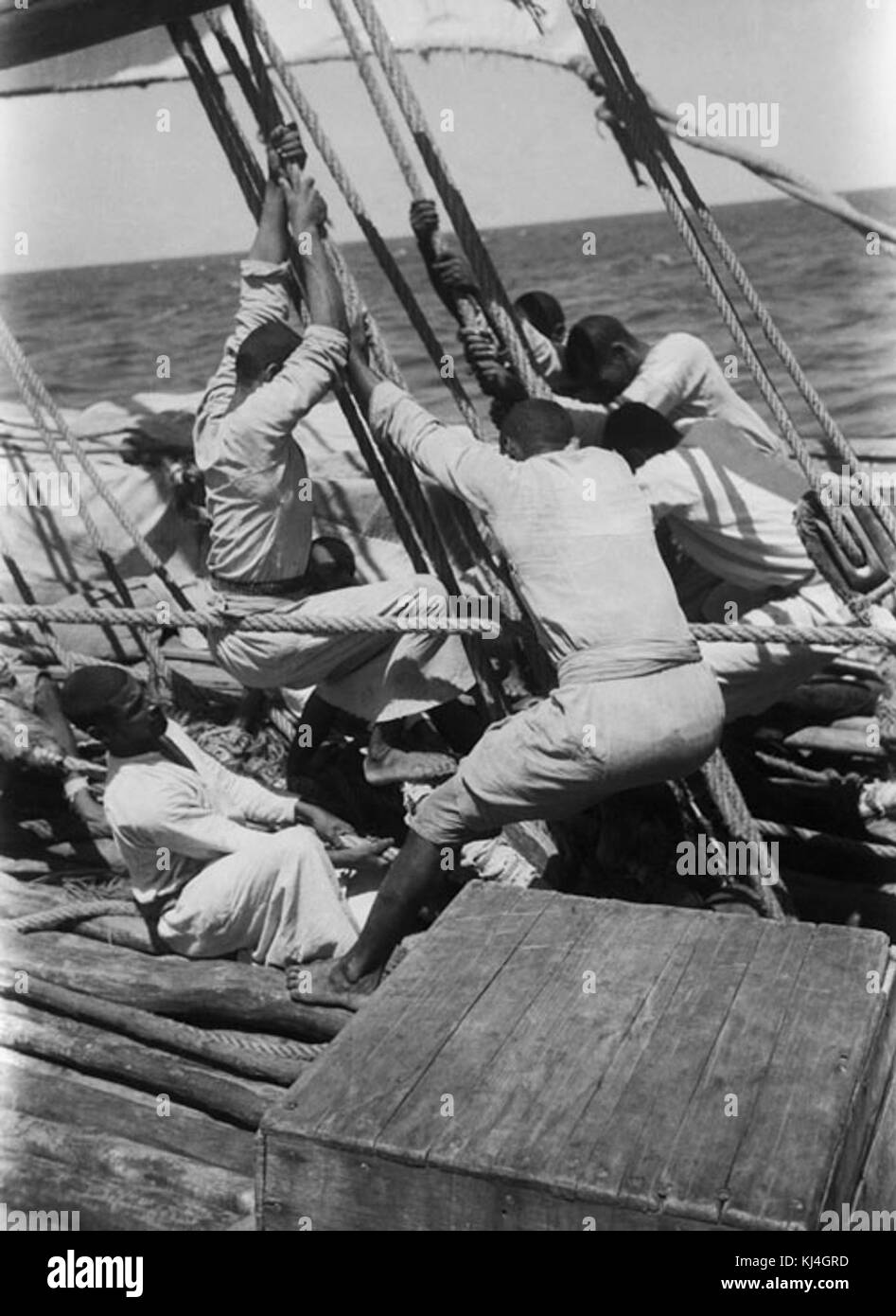 Les marins travaillant sur un pont couvert en bois de mangrove Banque D'Images