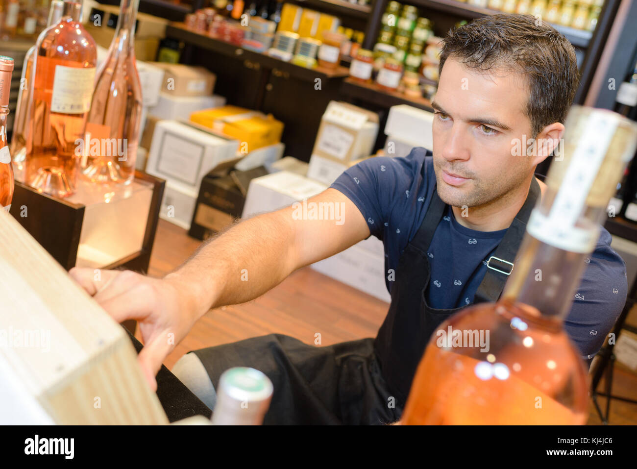 Vendeur en magasin des alcools Banque D'Images