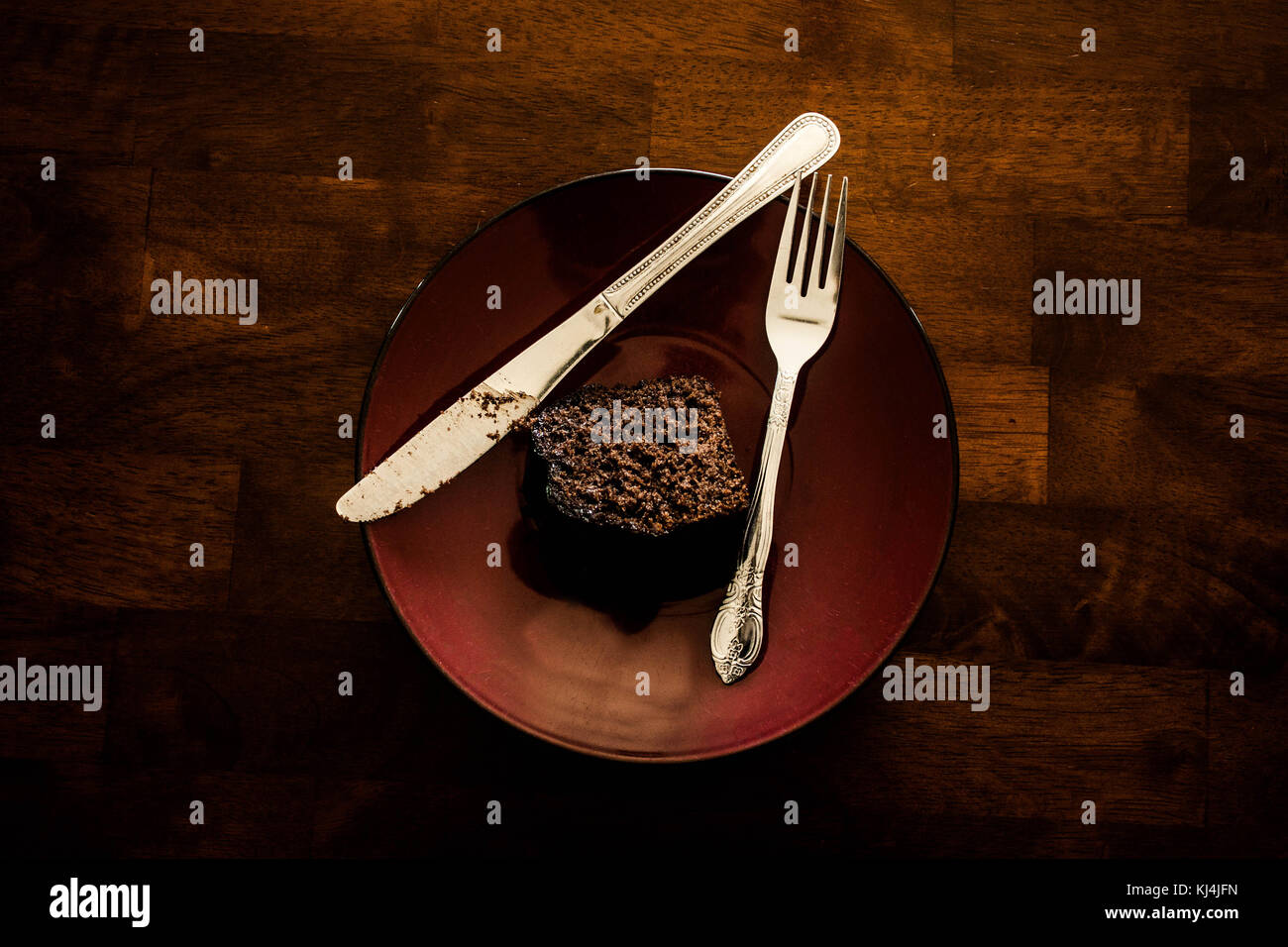 Un morceau de gâteau au chocolat sur une plaque Banque D'Images