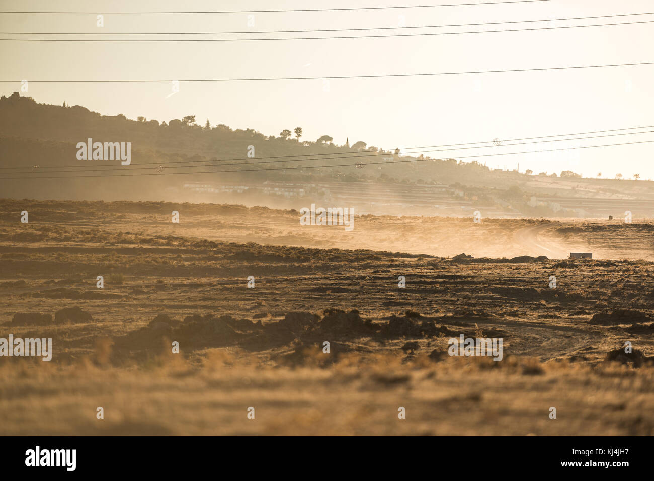Vue de la steppe sèche au coucher du soleil avec la poussière soulevée par certains. Cáceres, Extremadura, Espagne Banque D'Images