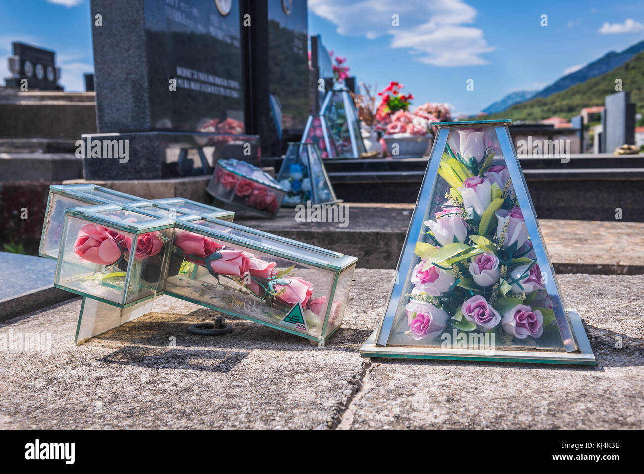 Décorations traditionnelles en sépulture au cimetière de Gvozden Brijeg, ville de Celuga, banlieue de la ville côtière de Bar, dans le sud du Monténégro Banque D'Images