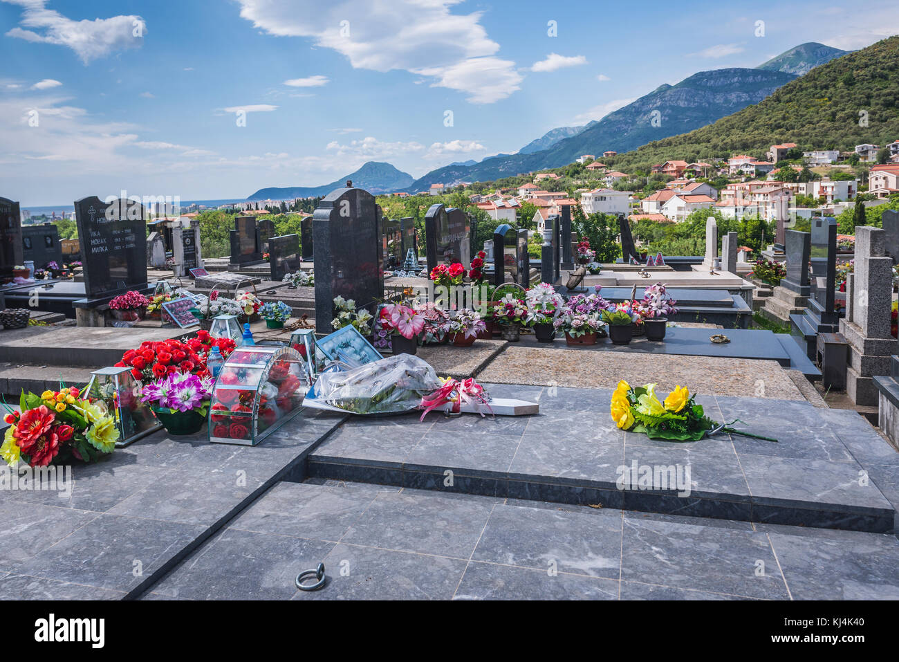 Cimetière de Gvozden Brijeg dans la ville de Celuga, banlieue de la ville côtière de Bar, dans le sud du Monténégro Banque D'Images