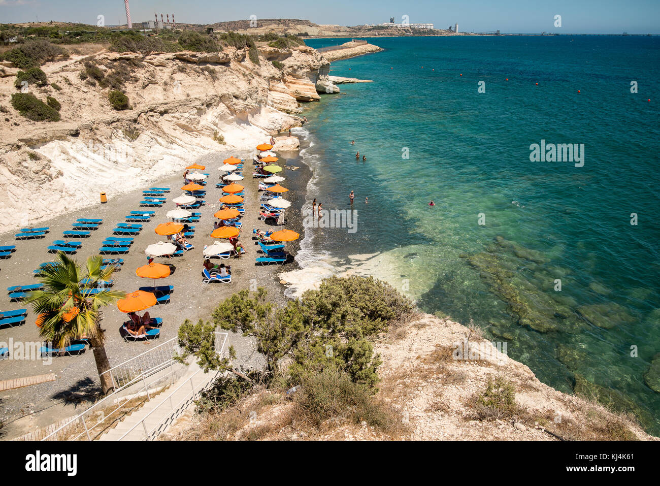 Une petite plage de kalymnos avec quelques chaises longues et parasols, entre Larnaca et Limassol, Chypre Banque D'Images