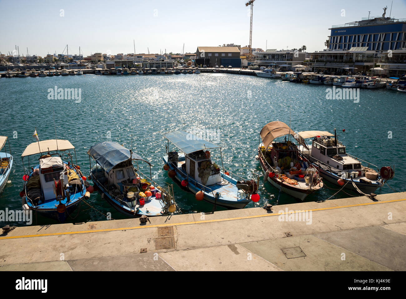 Vue sur le port de plaisance de Limassol avec de petits bateaux de pêche, partie sud de Chypre Banque D'Images