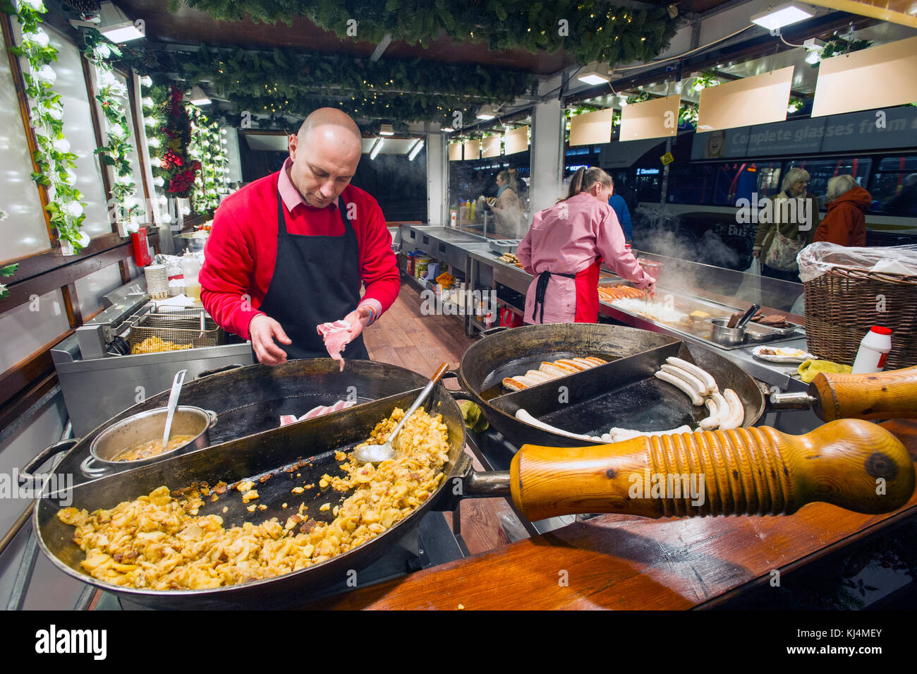 Les détenteurs de décrochage préparer repas de fête au marché de Noël d'Édimbourg sur la butte, Édimbourg. Banque D'Images