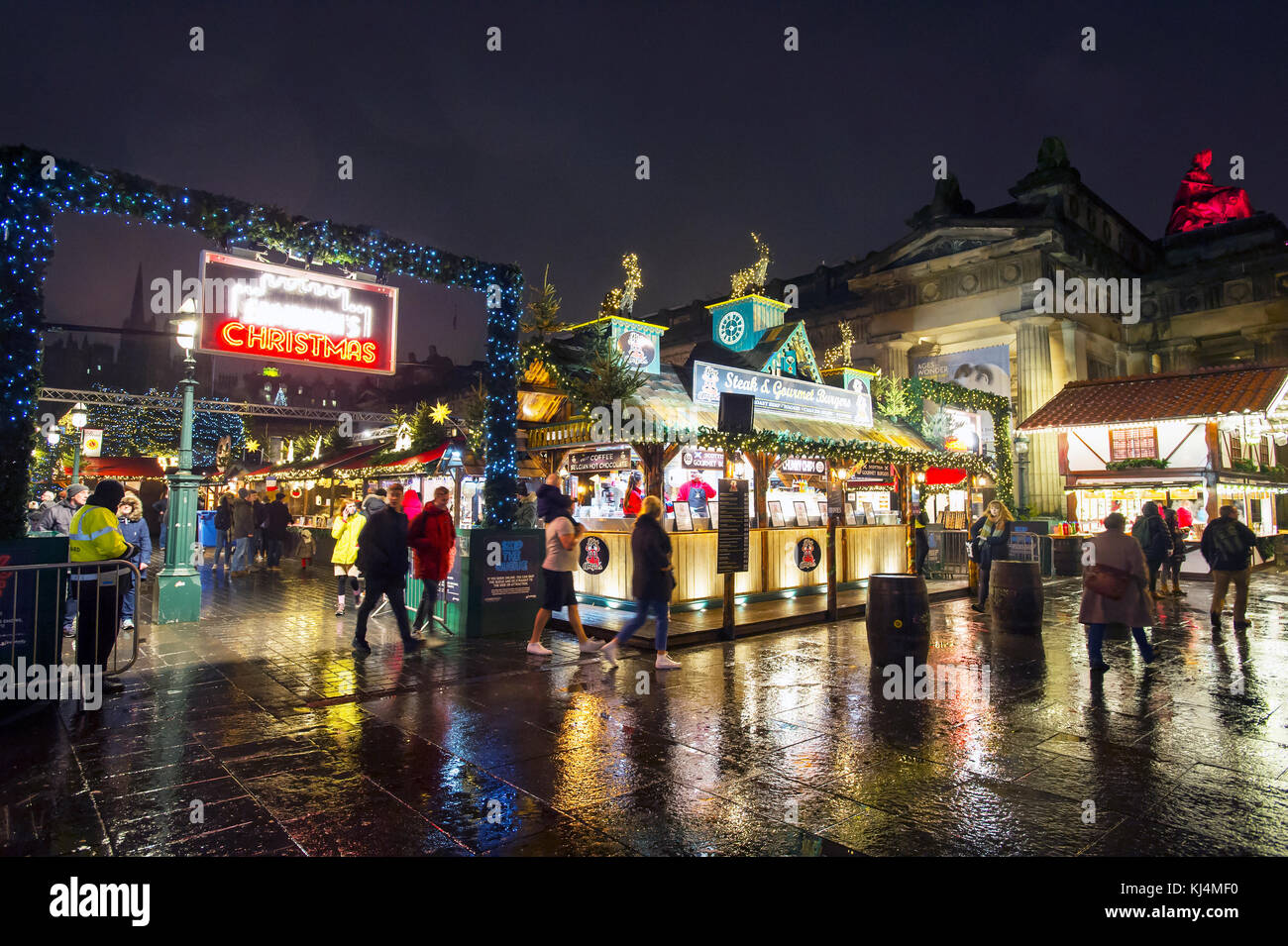 Les acheteurs de Noël à l'extérieur du marché de Noël à Édimbourg le monticule à Édimbourg. Banque D'Images