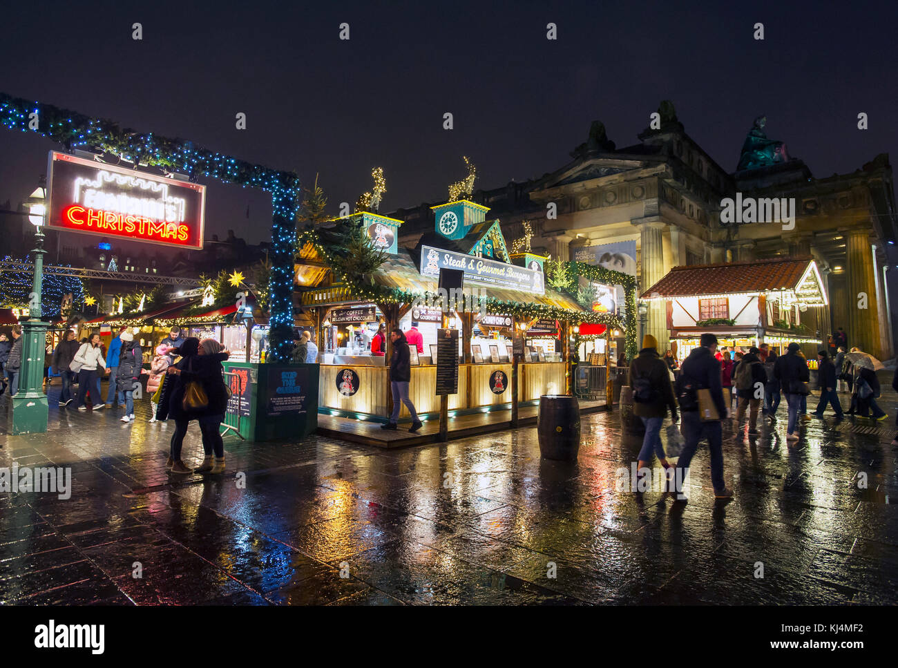 Les acheteurs de Noël à l'extérieur du marché de Noël à Édimbourg le monticule à Édimbourg. Banque D'Images