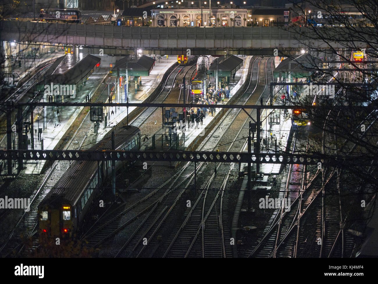 Passagers attendent sur la plate-forme à la gare de Waverley, Édimbourg Banque D'Images