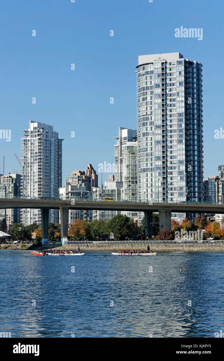 Les bateaux-dragons sur False Creek et le pont de la rue Cambie en retour, Vancouver, BC, Canada Banque D'Images