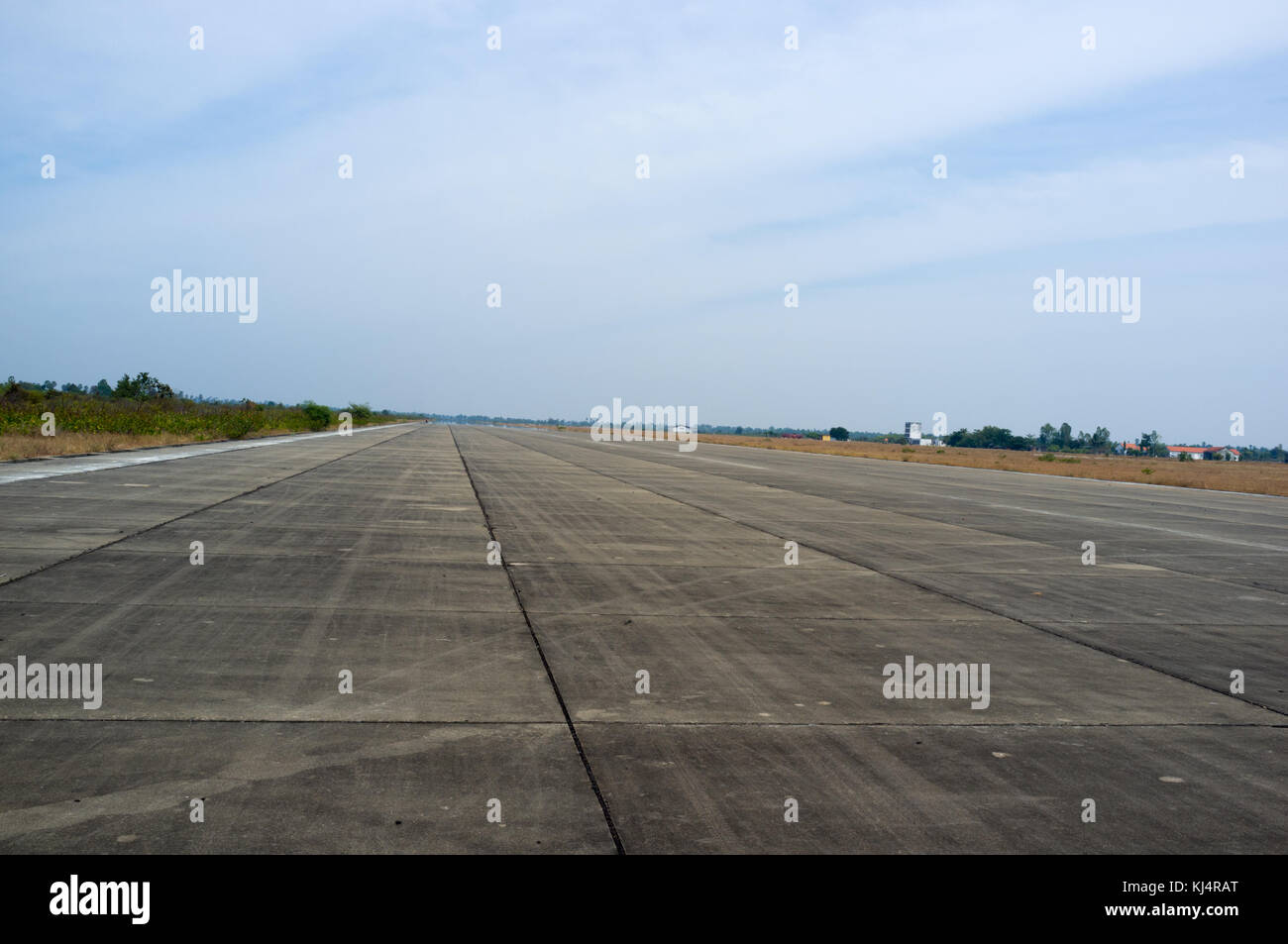 Cet aéroport a été construit par les Khmers rouges près de Kampong Chhnang, au Cambodge. Cet aéroport possède une piste en béton et peu de bâtiments. Aujourd'hui seulement le bison de Banque D'Images