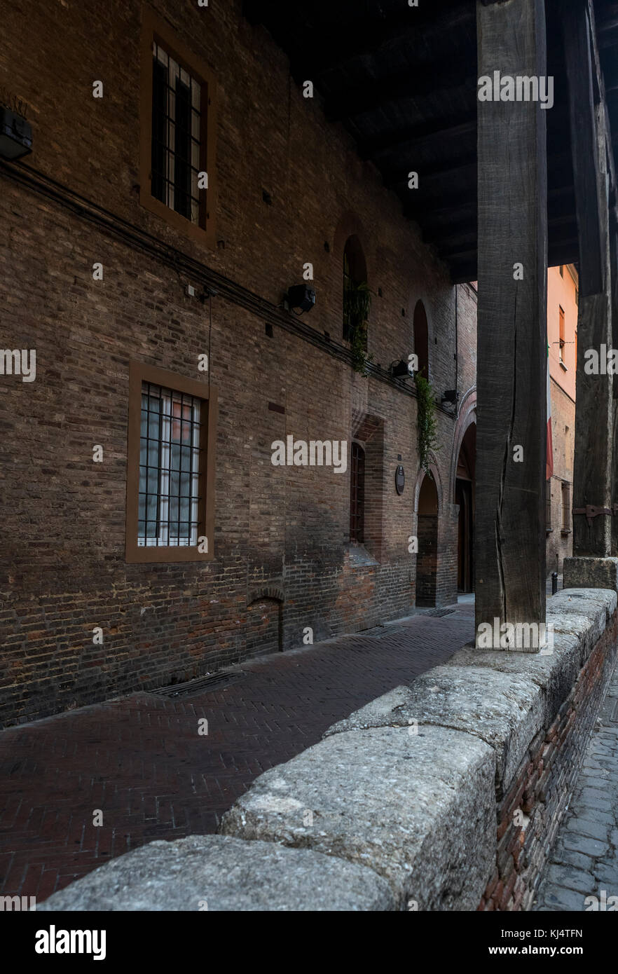 Merveilles médiévales de Bologne, Palazzo Grassi sur la Via Marsala. La