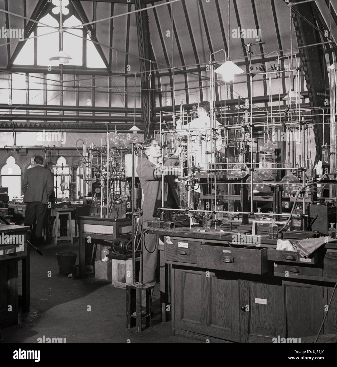 Années 1950, photo historique montrant les chercheurs travaillant dans le laboratoire de chimie inorganique à l'Université d'Oxford, une chambre avec un plafond haut construit dans le style gothique victorien. Banque D'Images