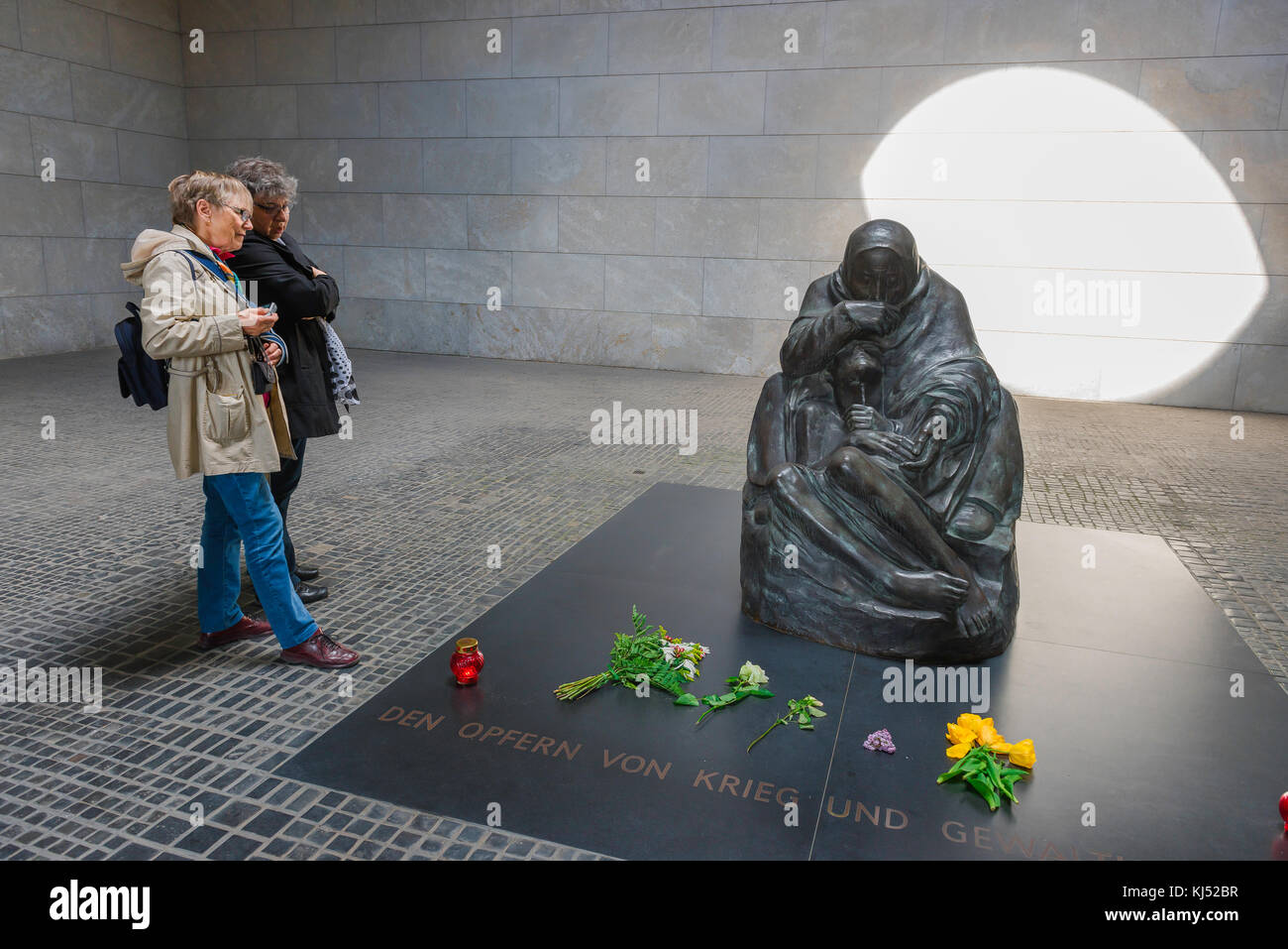 Allemagne Tourisme, les touristes étudient le monument de la mère et du fils dans le Mémorial national aux victimes de la guerre et de la tyrannie, Neue Wache, Berlin, Allemagne Banque D'Images