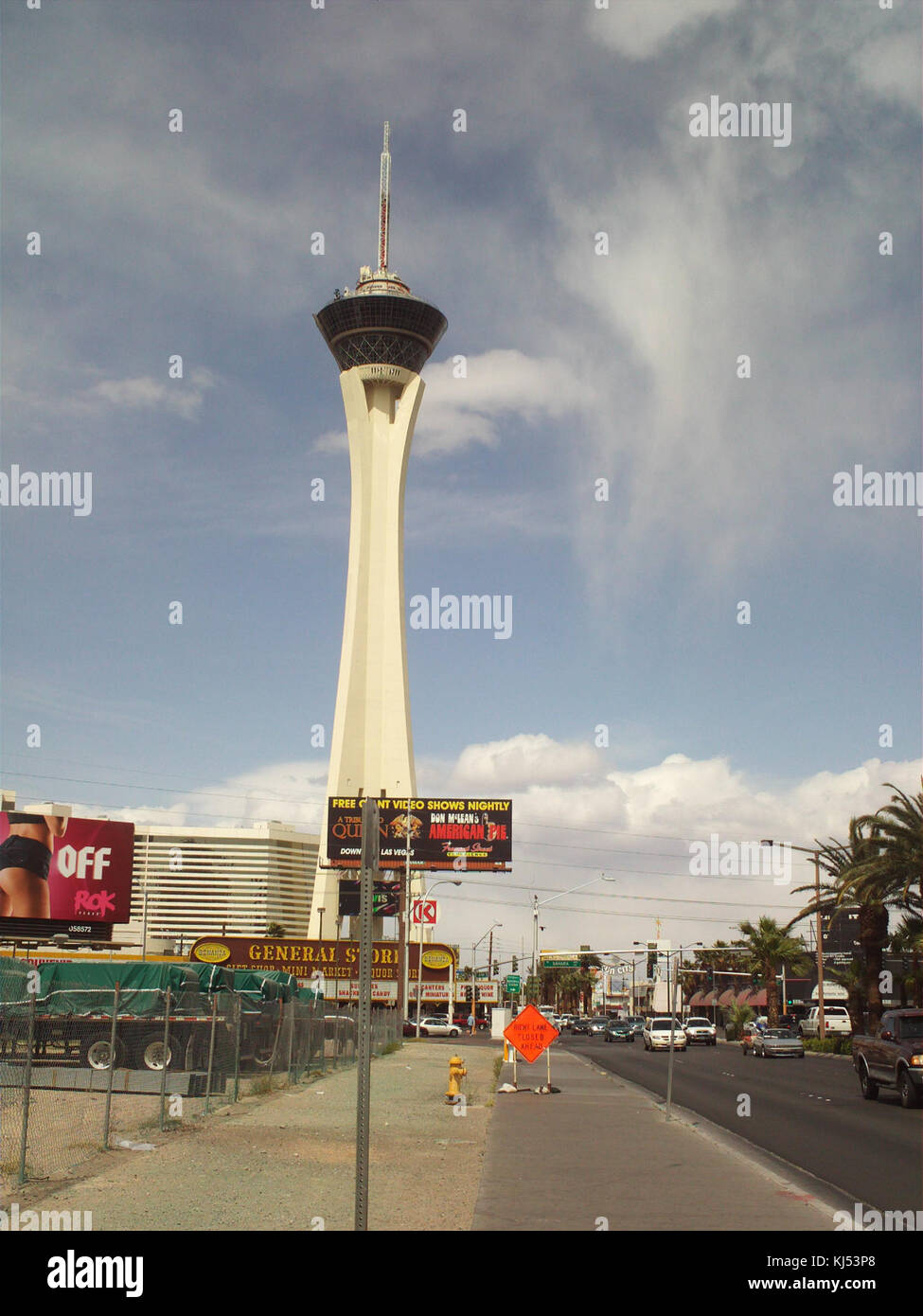 Une vue de la Stratosphere Tower à Las Vegas, un monument connu pour sa hauteur et son rôle dans le divertissement. La tour offre une vue panoramique sur la ville et est un symbole de l'emblématique skyline de Las Vegas. Banque D'Images